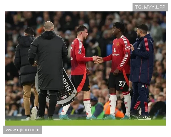 迪亚洛持球反击上演精彩抛投得分 后续因伤离场令人惋惜